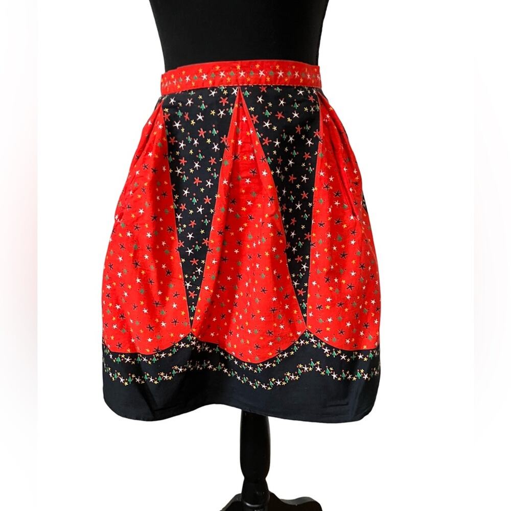 Elegant Red and Black Star Patterned Apron